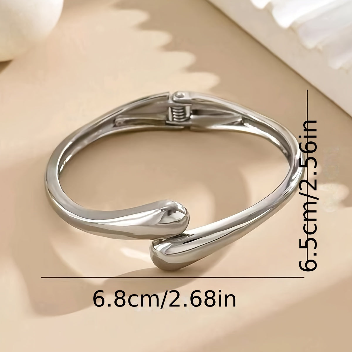 Isabella | Stijlvolle Zilverkleurige Geometrische Teardrop Manchet Armband