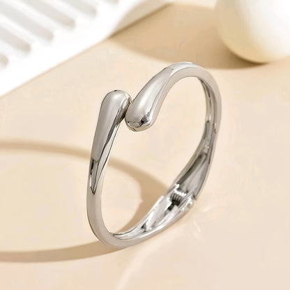 Isabella | Stijlvolle Zilverkleurige Geometrische Teardrop Manchet Armband