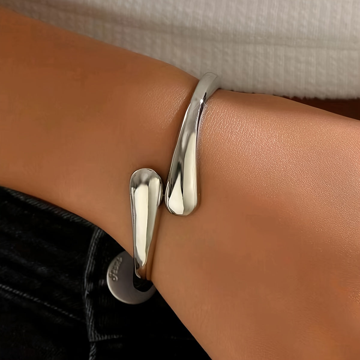 Isabella | Stijlvolle Zilverkleurige Geometrische Teardrop Manchet Armband