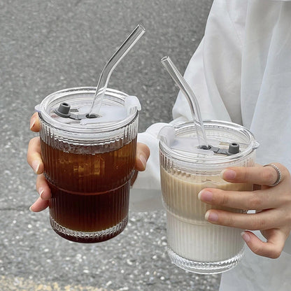 Streifenglas | Eleganter Trinkbecher mit Deckel und Strohhalm