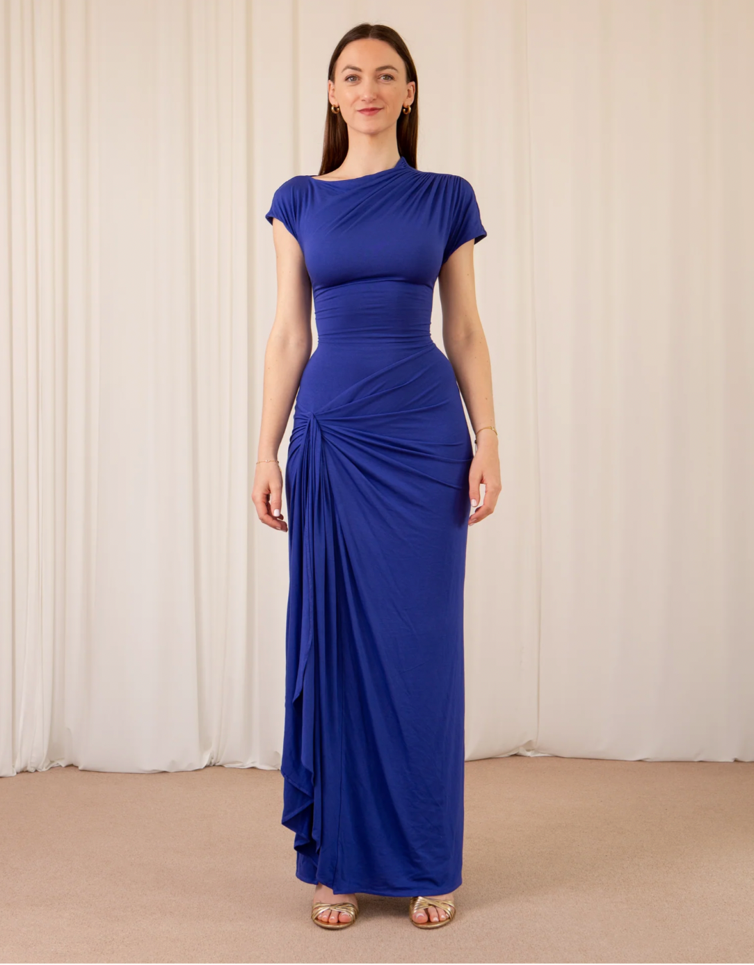 Victoria | Elegantes Kleid mit hohem Schlitz und kurzen Ärmeln 